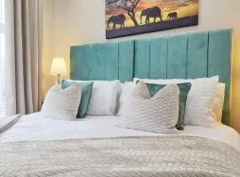 Large House Erith DA8 - 6 BDR - Sleeps up to 12 Guest - Parking - Garden - WiFi- Contractors - Families - Groups - Discounts Available for Long Term Bookings!