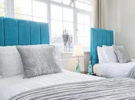 Large House Erith DA8 - 6 BDR - Sleeps up to 12 Guest - Parking - Garden - WiFi- Contractors - Families - Groups - Discounts Available for Long Term Bookings!