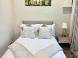 Large House Erith DA8 - 6 BDR - Sleeps up to 12 Guest - Parking - Garden - WiFi- Contractors - Families - Groups - Discounts Available for Long Term Bookings!