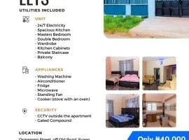 Royal Guests Holiday Lets - A Modern 2-Bedroom Apartment with balcony, 24H CCTV, perfect for families, business or leisure
