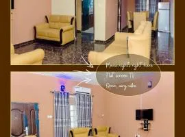 Royal Guests Holiday Lets - A Modern 2-Bedroom Apartment with balcony, 24H CCTV, perfect for families, business or leisure