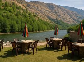 Sneha Cottage, Tirthan Valley - #riverside #premium room #cafe #comfortable stay #garden with fireplace #property of the year, casa de campo em Jibhi