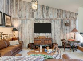 Vail Vista Mountain Retreat w Balcony Views Near Vail Ski Village, hotel v destinaci Vail