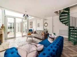 The Secret KENSINGTON Garden Mews-2 Bedroom FULL HOUSE-2 Train Lines- SPACIOUS-Kings Road- Harrods -Chelsea Stadium-PRIVATE small patio