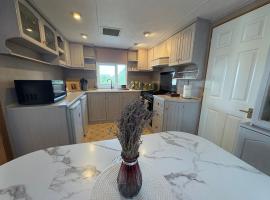 Robins Lodge by the sea, chalé em Lytchett Minster