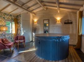 spa privatif intérieur du lodge -la truffe- le bois de la pause-, lodge in Saint-Cybranet