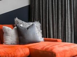 Квартира с видом на парк,в минуте ходьбы от Акимата,Налоговой, Прокуратуры,Рахмета,Dostyk Mall,ЦОНа, hotel in Petropavlovsk