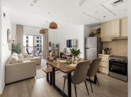 Canal-view 1br Balcony Pool Near F1 & Parks，位于Yas Island的酒店