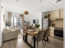 Canal-view 1br Balcony Pool Near F1 & Parks