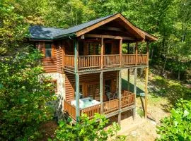 Briar Brook - Private Smoky Mountain Luxury Log Home with 2 Fireplaces, Hot Tub & Community Pool