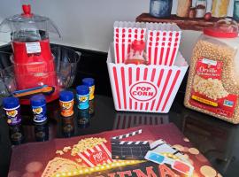 Fun Home in Pocono with Gameroom-Firpit-BBQ Grill-TV and AC in all rooms, hotel in Tobyhanna