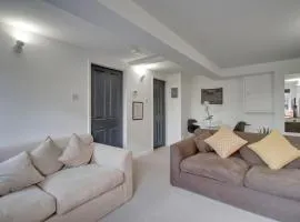 Stylish spacious apartment near airport, Rawdon