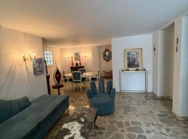 La chambre dor&eacute;e avec jardin priv&eacute;, m&ouml;kki kohteessa Dar Salah Bey