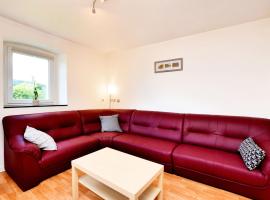 Spacious Holiday Home in Saint Vith with Terrace, hotell sihtkohas Schoenberg