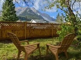 Hillcrest Hideaway: Spacious Mountain View Oasis