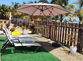 Casitas Blancas Bungalow Rentals, hotel in Caleta Grau