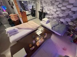 Shared room for 1 male traveler No private room, homestay in Paris