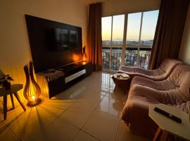 Vista do pôr de sol, 5 min a pé da praia Tartarugas, 3 supermercados e igreja universal, super arejado, hotel in Rio das Ostras