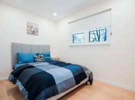 Bright, Modern & Cozy Getaway Home in the GTA، فندق في وايتباي