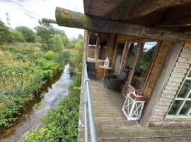 5 Star Country Retreat, huge Log Cabin over small river, with private hot tub & log burner, WiFi, 65 inch smart TV relax read at Weston Newark, Nottinghamshire, hotel in Weston