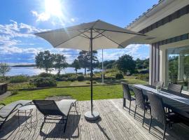 Seaside Home with Stunning Views Overlooking Blekinge Archipelago, hotel na praia em Ronneby