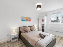 Stylish 1 Bed Apt 4 Min to Airport WiFi & Parking