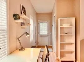 Peaceful, charming and cosy independent and private suite with kitchen and bathroom in desired north Glenmore - perfect for any stay