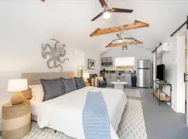 Luxe King Studio near Anna Maria Island with Private Parking and Beach Gear and WIFI