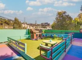 Walk to Universal Studios Kid Dog Friendly Escape
