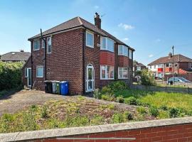 Family friendly retreat in M33, hotel in Sale