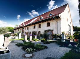 hotel rainhof scheune & naturpark restaurant (Kirchzarten), hotel v destinaci Kirchzarten