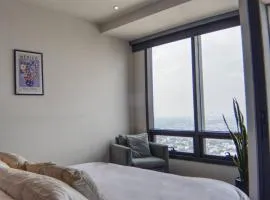 Luxurious Master Suite with Awesome View, Jacuzzi, GYM & Balcony