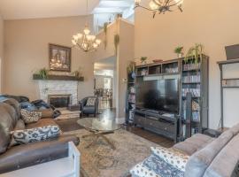 Large deck hot tub massage chair and seasonal swimming pool, hotel pro pobyt s domácími mazlíčky v destinaci Yellowknife