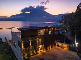 Tribhuwana Padma Lake Resort, hotel in Kubupenlokan