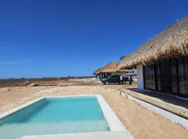 Pool Villa in Beachfront Residence, hotel u gradu Memboro