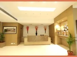LUXUARY HOTEL SQR INN - Near Kashi Vishwanath Temple - # Restaurant - Lift & Parking Facilities - Fully Air conditioned HOTEL - Top Rated Hotel In Varanasi