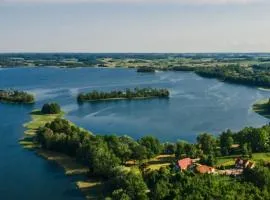 Mazurska Latarnia na prywatnej plaży tuż przy linii brzegowej