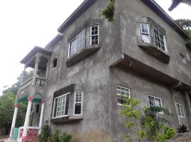 4 beds plus private parking apartment, hotel v destinaci Albion