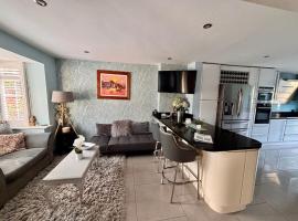 Camberley Retreat With Paws and Parking, hotel in Sandhurst