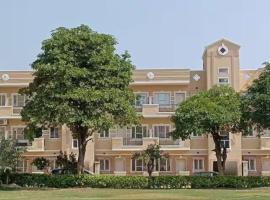 Home Stay with Giriraj View I On Parikrama Marg I 5 mins to ISKCON & Daan Ghati, apartamento en Govardhan