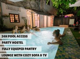 Poolside By Mingle - Party Hostel with Private Pool, hotel in Kuala Lumpur