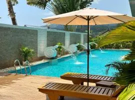 10 minutes to reach the karon beach, with free swimming pool and gym, WIFI