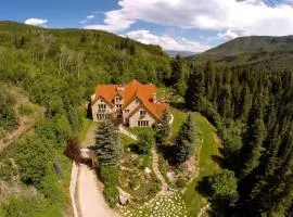 Luxurious Mountain Retreat with Pool