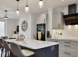 Gated Driveway Walk To City Center 7 Mins New
