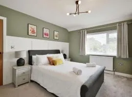 4 Car Gated Driveway Walk To City Center 7 Mins