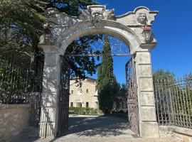 Domaine Jourdan, hotel com piscina em Le Puy-Sainte-R&eacute;parade