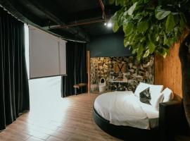 Love in the Atlantis Hotel, hotel en Hanói