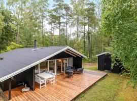 3 Bedroom Lovely Home In Nexø, luxury hotel in Vester Sømarken