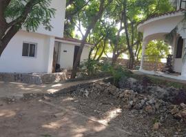 Round house beach apartment, hotel in Mombassa
