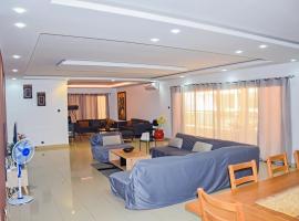 Le spacieux appartement quatre chambres trois cent metre carré à proximité de la mer, Hotel in Dakan